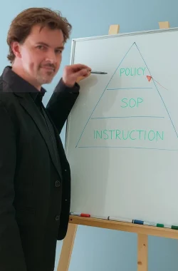 Berater Michael Schrewe während einer Schulung Qualitätsmanagement in der Pharma-Branche