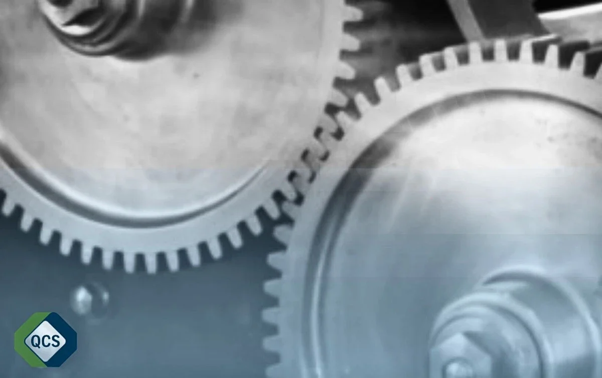 Zahnräder als Symbol für gut abgestimmte Qualitätsmanagementprozesse im Unternehmen